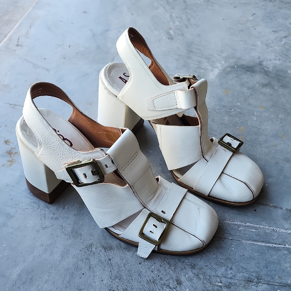 A.S.98 Emery Pump In Milk Heeled Sandals